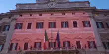 Giornata mondiale Sclerosi multipla, Montecitorio si illumina di rosso