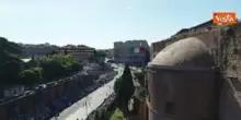 2 Giugno, i Vigili del fuoco srotolano gigantesca bandiera tricolore sul Colosseo