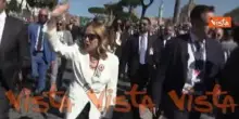 Festa 2 giugno, Meloni scherza con cronisti: "Camminate facendo il moonwalk come Michael Jackson"