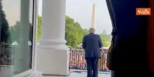 Trump si affaccia sul balcone Truman della Casa Bianca tra gli applausi, il dietro le quinte