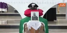 Mattarella e Crosetto ai funerali del brigadiere Legrottaglie, l'inchino davanti al feretro