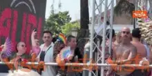 Ali da angelo, perizoma dorati e ventagli arcobaleno, al via il Pride 2025 per le vie di Roma
