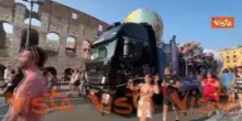 Pride a Roma, un mappamondo gigante svetta sul carro del Muccassassina