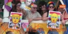 Meloni amica dei "dick-tators", polemica per i cartelli di +Europa al Pride Roma contro la premier