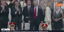 Trump e Melania mano nella mano alla parata militare di Washington accolti da spari dei cannoni