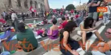 Manifestazione contro il riarmo, il sit in con i lenzuoli bianchi davanti al Colosseo