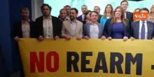 "No rearm, no war", lo striscione del M5s con Conte all'Aja per protestare contro il piano Ue
