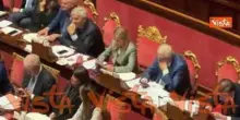 Meloni in Aula al Senato legge un biglietto, poi lo piega in due