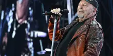 Vasco Rossi infiamma l'Olimpico. E sventola la bandiera della pace: basta guerre