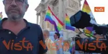 Per il caldo un cittadino offre al sindaco Sala un ghiacciolo al Milano Pride
