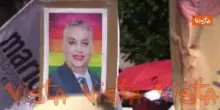 Budapest Pride, i cartelli del corteo, da Orban truccato con rossetto a 'Ursula do your job'