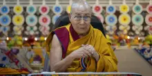 Il Dalai Lama fa arrabbiare la Cina: “Decidiamo noi il successore”. Caos in Tibet