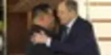 Nordcorea, Kim Jong-un incontra Lavrov: abbracci e strette di mano