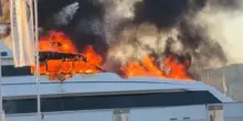 Saint-Tropez, superyacht in fiamme nel porto. Immagini impressionanti