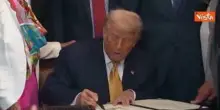 Trump firma legge anti fentanyl tra le famiglie delle vittime alla Casa Bianca