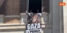 Guerra Gaza, flashmob di Avs alla Camera, con lo striscione: "L'ipocrisia uccide più della fame"
