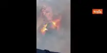 L'intervento di un elicottero dell'aeronautica militare per contrastare un incendio in Sardegna