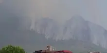 Maxi-incendio sul Vesuvio, centinaia di ettari in fumo. De Luca chiede la mobilitazione nazionale