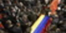 La bara di Uribe avvolta nei colori della bandiera della Colombia