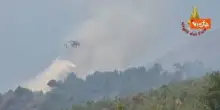 Incendio boschivo al parco nazionale del Vesuvio, le immagini dei Canadair al lavoro