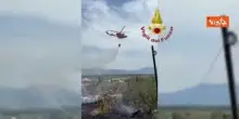 Incendio di vegetazione a Poggio a Caiano (PO), l'elicottero dei Vigili del Fuoco all'opera