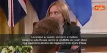 Meloni alza occhi al cielo quando Merz spiega a Trump guerra in Ucraina, espressione diventa virale