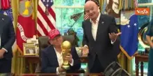 Mondiali 2026, Trump a fianco di Infantino solleva la coppa: "Posso tenerla?"