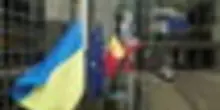 La bandiera ucraina issata davanti al Parlamento europeo