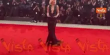 Venezia 82, Cate Blanchett sensualissima in total black sul red carpet della Mostra del Cinema