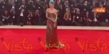 Venezia 82, Rose Villain sfila sul red carpet della Mostra con abito metallico e cresta punk