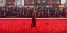 Venezia 82, Stefanie Williams sfila sul red carpet in total black con scollatura vertiginosa