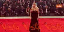 Venezia 82, Danielle Marcan sfila sul red carpet in total black con originale gioiello sul braccio