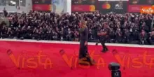 Venezia 82, Julia Roberts elegantissima in total black per la sua prima volta al Lido
