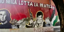 Vicino ad Askatasuna spunta il murales con Leila Khaled che imbraccia un kalashnikov. Insorgono Lega e FdI