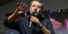 Salvini a sorpresa a Pontida pungola gli alleati. Vannacci: "Noi eredi di Kirk"