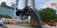 La statua della pistola annodata, simbolo dell'Onu, davanti alla sede a New York