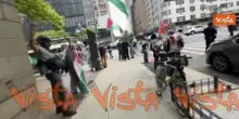 Bandiere Palestina sventolate per le vie di New York da un gruppo di attivisti