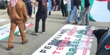 Dagli aerei ai suv, i Pro Pal di Torino vogliono bloccare tutto. E spunta lo striscione in cui Israele viene paragonato al Terzo Reich