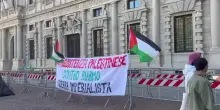 A Milano prosegue il presidio pro-Gaza in Piazza della Scala