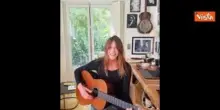 "Posso suonarti una canzone amore mio?" Carla Bruni dedica "Let it Be" al marito Sarkozy