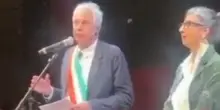 Il sindaco osa parlare degli ostaggi di Hamas: coperto di insulti dai Pro Albanese | VIDEO