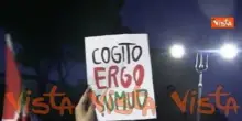 "Lasciate ogni speranza voi che non manifestate", i cartelli al corteo per la Flotilla a Roma