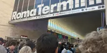 Caos a Termini. I ProPal impediscono ai viaggiatori di entrare in stazione | VIDEO
