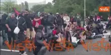Corteo pro Gaza in Tangenziale est a Milano, la Polizia abbassa gli scudi, i manifestanti applaudono