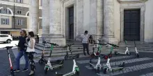 "Sono i teppisti delle strade": perché i romani odiano bici e monopattini