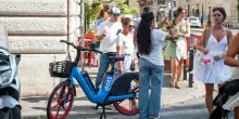Monopattini e biciclette in sharing, il Comune prova a mettere una pezza: ecco 500 stalli