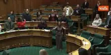 Parlamento Nuova Zelanda sospeso dopo haka spontanea a fine discorso deputata Oriini Kaipara