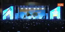 "C'è solo un Presidente", coro per Meloni su palco a Firenze, lei: Faccio questa vita solo per amore