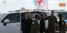 Gli ostaggi israeliani liberati da Hamas accolti dall'Idf al checkpoint
