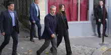 "Scandalo giudiziario". Sarkozy in carcere. Carla Bruni lo accompagna